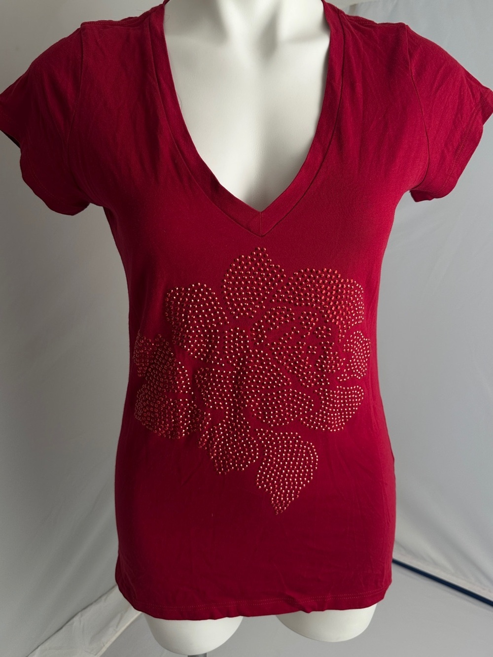 Express Y2K red floral metallic rhinestuds in a floral motif short sleeve tee L